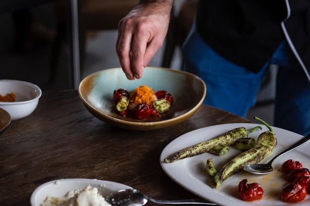 Szef kuchni przygotowujący danie